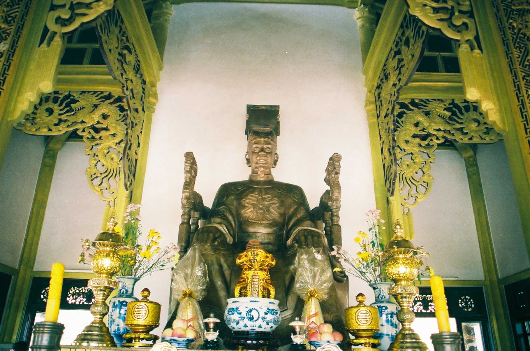Tượng[-]vua[-]Trần[-]Nhân[-]Tông[-]trong[-]đền[-]thờ[-]Trần[-]Nhân[-]Tông[-]tại[-]Huế[-](Nguồn:[-]http://www.giacngo.vn)